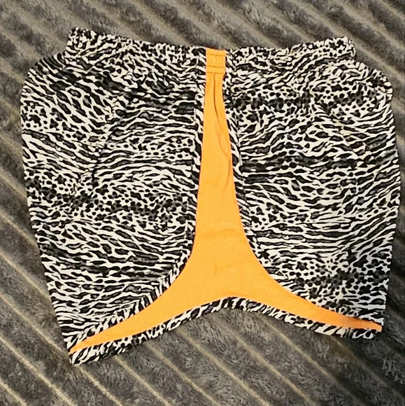 Womens Nike shorts size small - Picture 3 of 5
